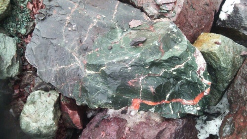 Гигантские зелёные валуны для ландшафтного дизайна весом более 5 тонн купить в Ревде