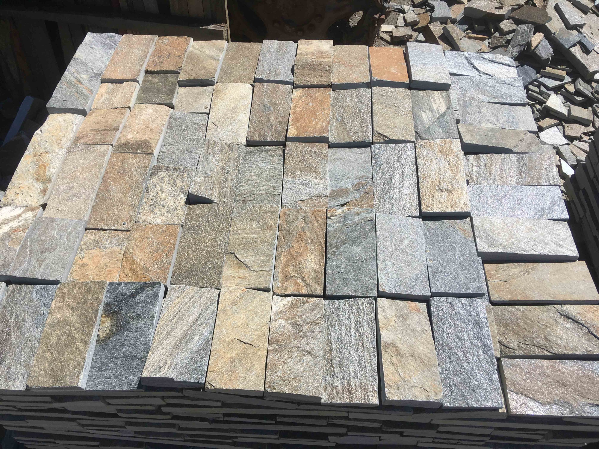 Плитка пилёная златолит Уральский для цоколя, отмостки купить в Ревде