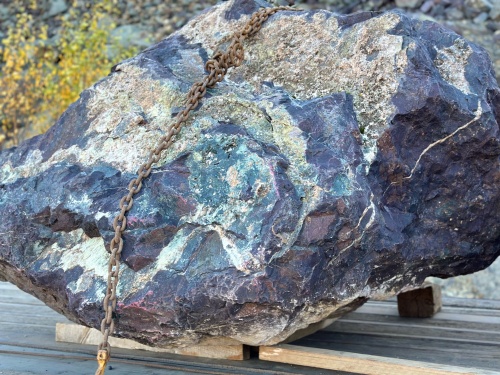 Огромные красно-фиолетовые валуны для ландшафтного дизайна весом более 5 тонн купить в Ревде