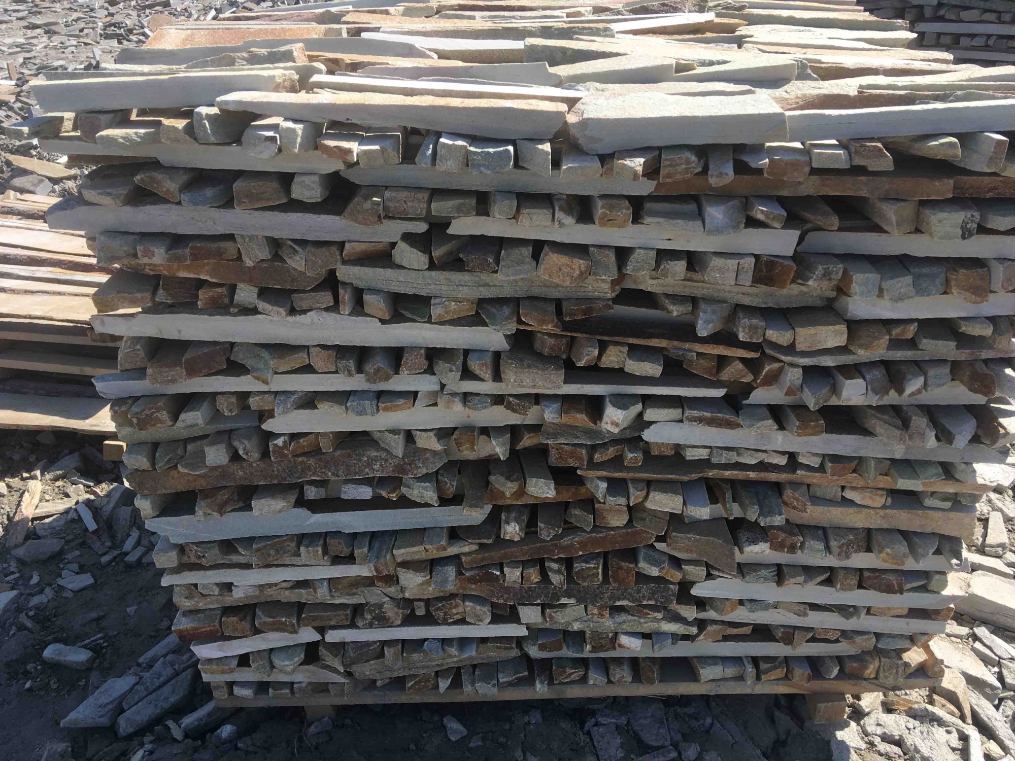 Горбушка златолит золотистый для облицовки купить в Ревде