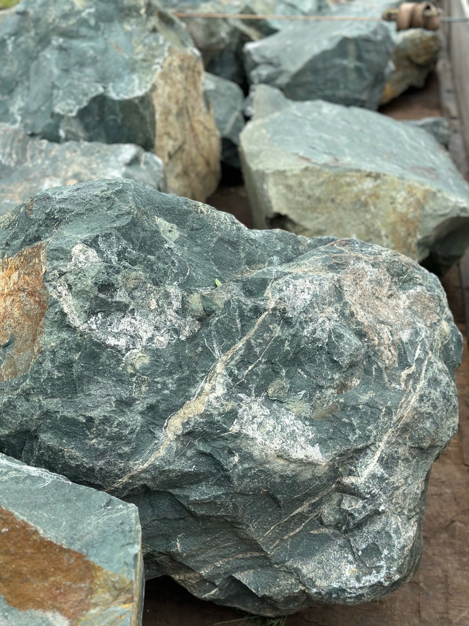 Камни для ландшафтного дизайна зелёные 10-60 килограмм купить в Ревде