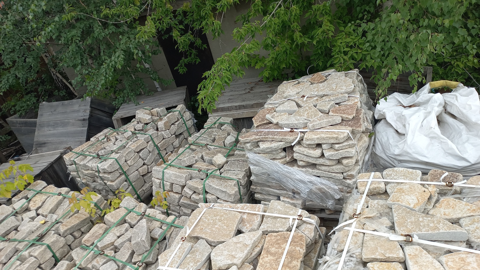 Плитняк гранитный галтованный купить в Ревде