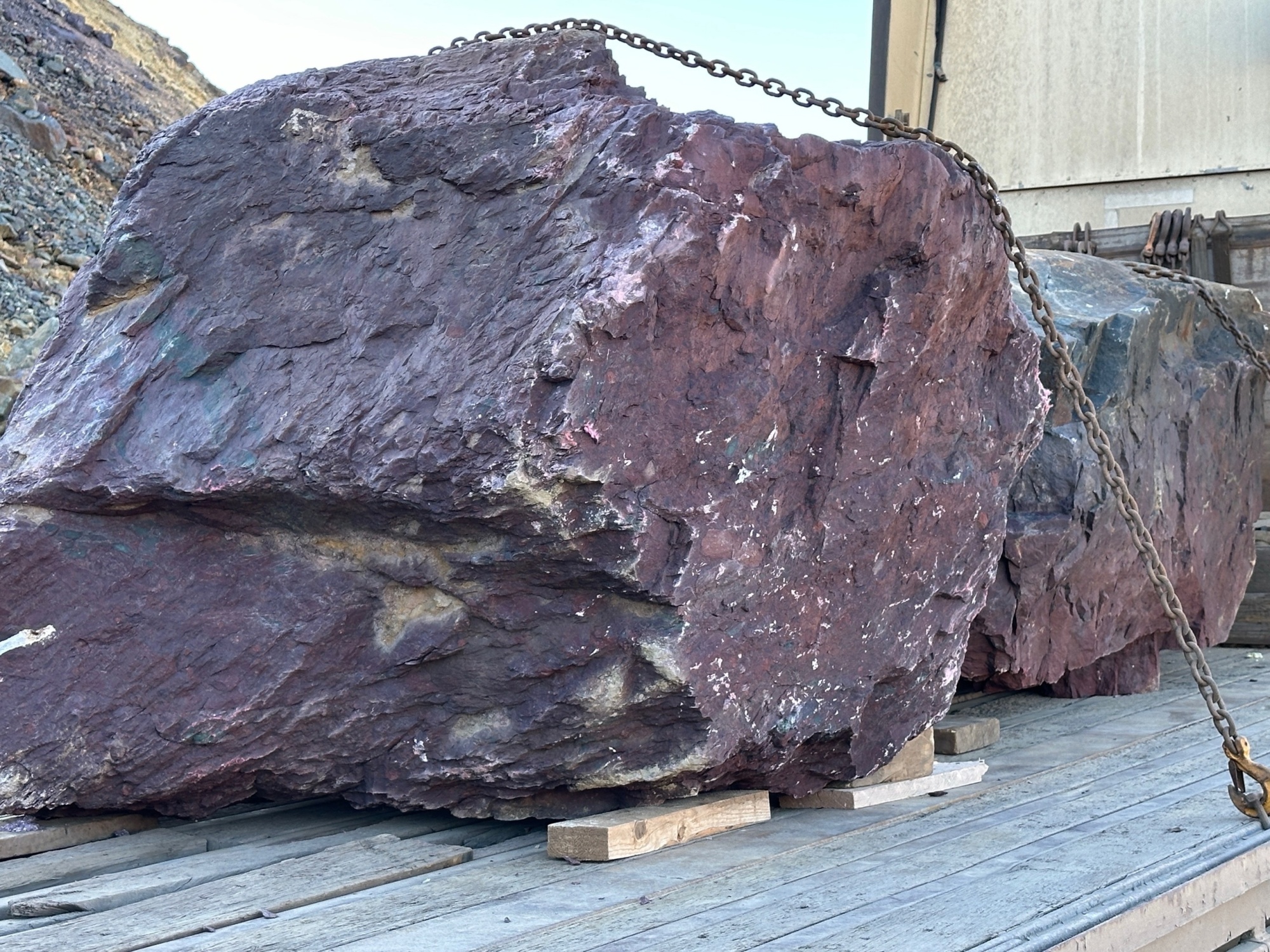 Огромные красно-фиолетовые валуны для ландшафтного дизайна весом более 5 тонн купить в Ревде