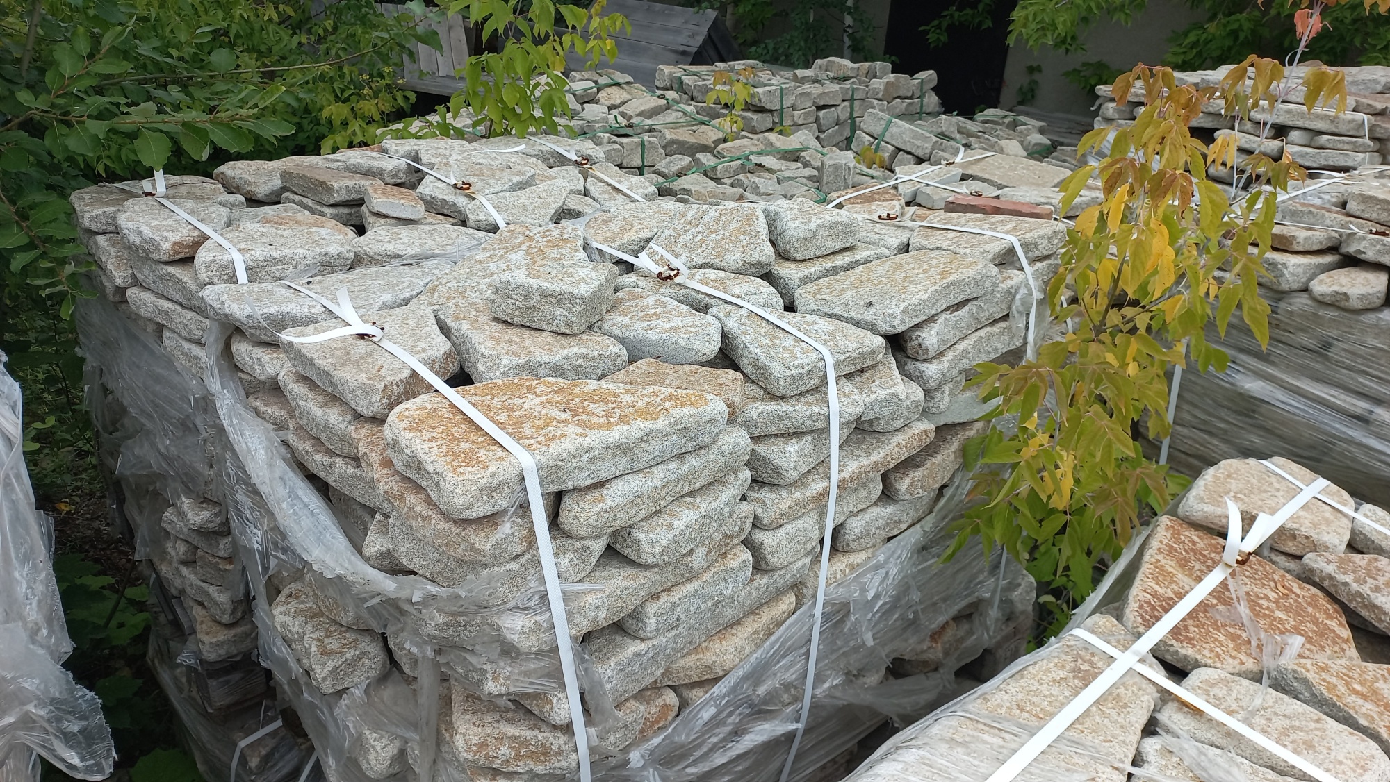 Плитняк галтованный гранитный для ландшафтного дизайна купить в Ревде