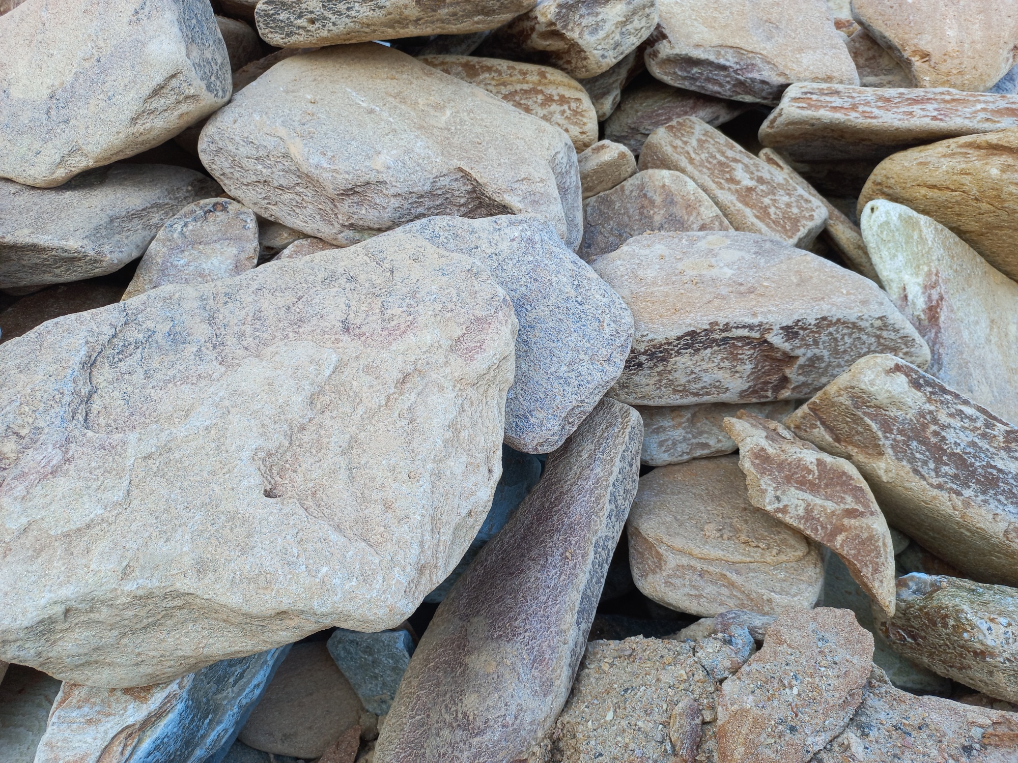 Златолит жёлтый, жёлто-зелёный глыбки и валуны для ланшафтного дизайна купить в Ревде