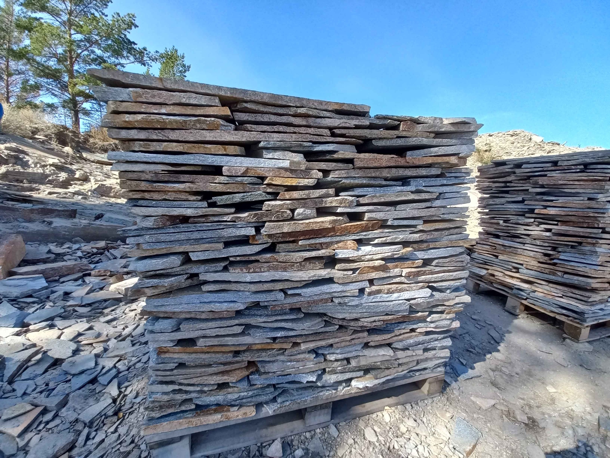 Плитняк златолит серебристый для фасада купить в Ревде