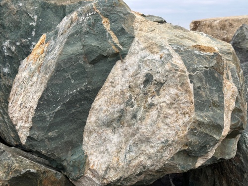 Гигантские зелёные валуны для ландшафтного дизайна весом более 5 тонн купить в Ревде