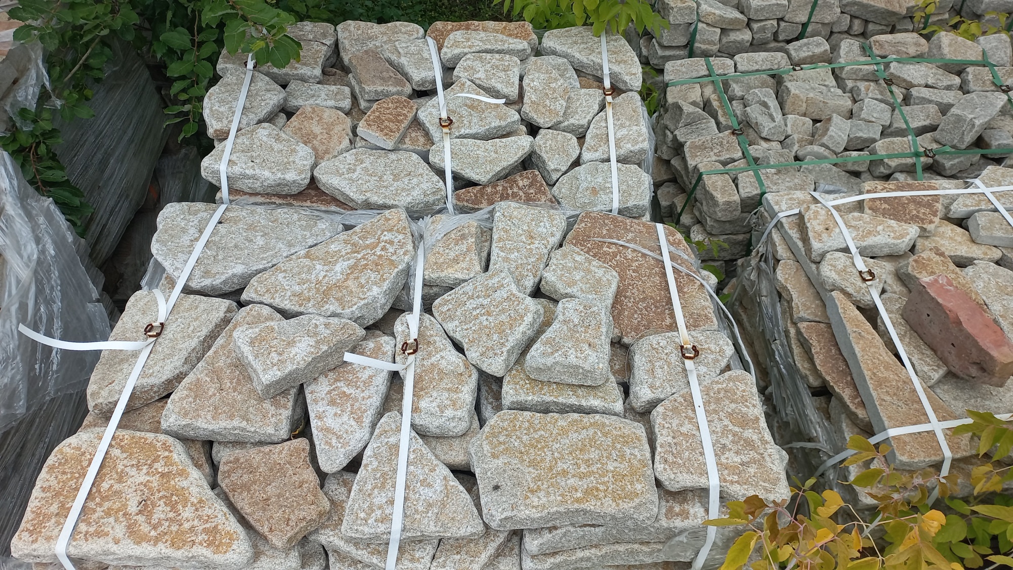 Плитняк гранитный галтованный купить в Ревде