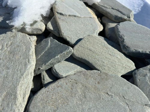 Плитняк златолит зелёный галтованный для цоколя купить в Ревде