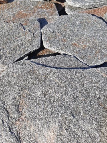 Златолит серебристый галтованный для лестниц купить в Ревде