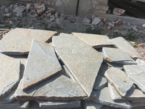 Златолит серебристый галтованный для лестниц купить в Ревде